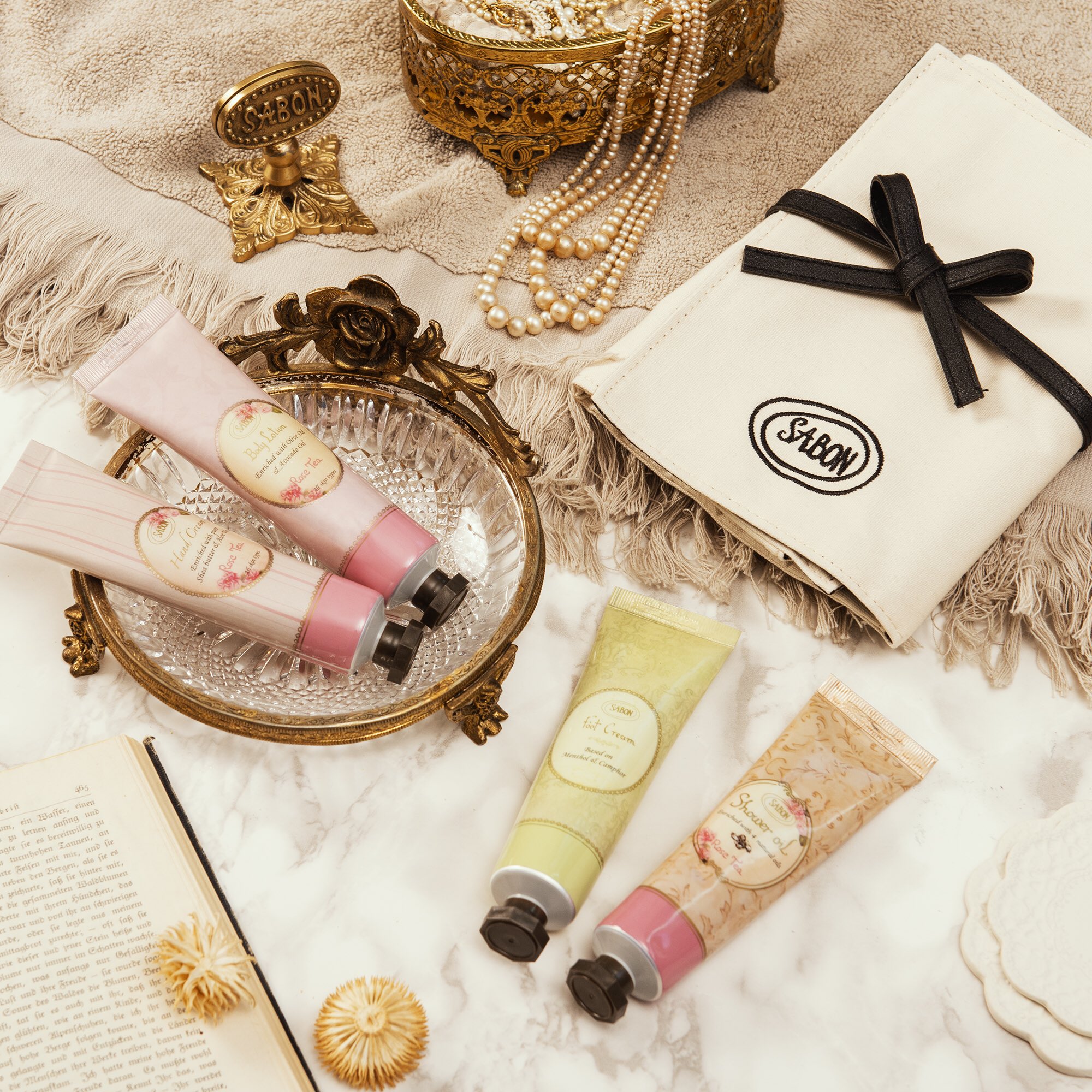 サボン Sabon 公式 数量限定 ポーチ付きギフトセット登場 Sabonの様々なシリーズの中でも 特にファンの多い ローズティー のギフトセットが登場 ホリデー限定のポーチに この時期にぴったりの保湿アイテムを詰め合わせた特別なセットです