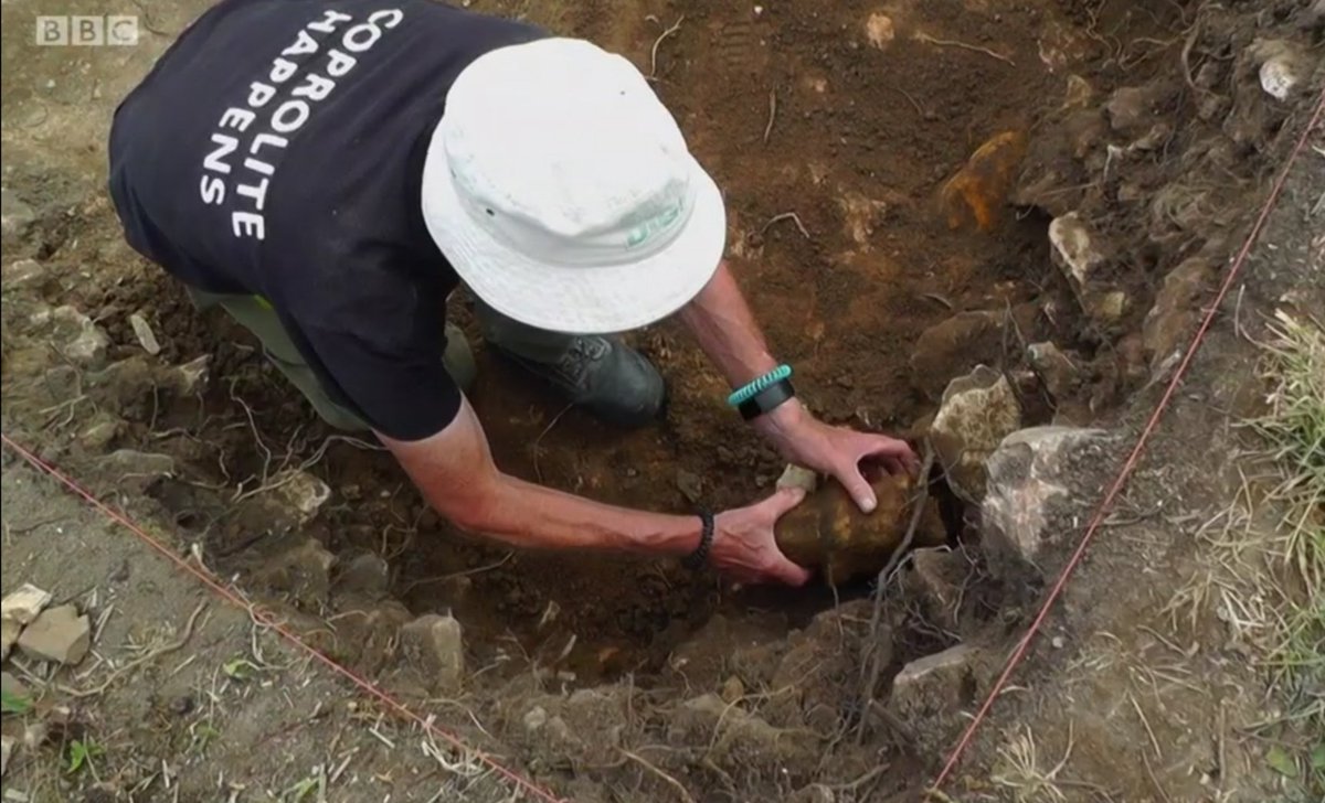Durotrigesdig's tweet photo. So, if you want to know what this archaeological find is in the #DiggingforBritain @BBCFOUR trailer (and why it makes me express my undying love for Dave) tune in to episode 3 (9pm Wed 4th Dec)

Clue: it's #Roman 😁 

#FindsFriday #D4B8 @theAliceRoberts @BU_Research https://t.co/StAYcYaKhf