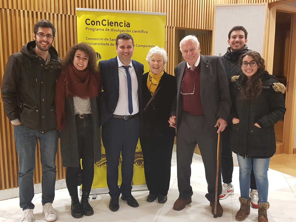 DNA_Repair_USC's tweet image. The ⁦@DNA_Repair_USC⁩ group with one of the fathers of #DNArepair, Tomas Lindahl, ⁦@NobelPrize⁩ in Chemistry 2015  ⁦@TheCrick⁩. A pleasure to host him with #ProgramaConCiencia by ⁦@JorgeMiraUSC⁩ ⁦@UniversidadeUSC⁩ ⁦(📸⁦@carmenbf_⁩ )