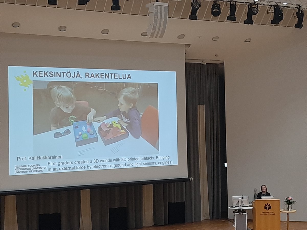 PiiaNaykki's tweet photo. Aivotutkija @minnahuoti nostaa esille, kuinka käsillätehtävä toiminta tukee mielen toimintaa. Esimerkkejä kuravelleistä, rakenteluihin, värkkäilyihin, yhteisölliseen keksimiseen. #ktpaivat2019 https://t.co/xYUMD9O16V