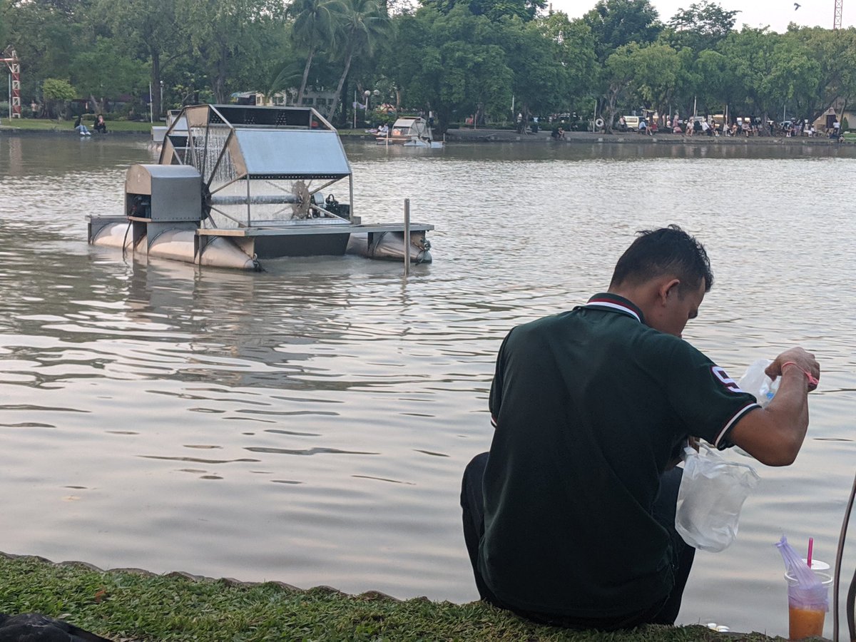 Tijan_S's tweet photo. Bangkok with their plastic waste collectors in the park. Image also featuring Thai man with more plastic than he can handle... 🐟 https://t.co/6fBGugdOkC