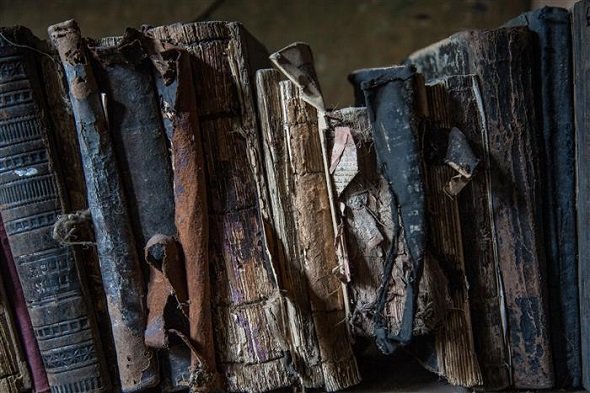 Letnapark's tweet photo. Yuri #Doic, Fotograf
Portraits von Überlebenden der #Shoah, Bilder von überwucherten Friedhöfen und Synagogen; Bilder von alten, irgendwo vergessenen, schwer beschädigten Büchern, die den kulturellen Verlust zeigen, aber auch *was bleibt*. Text & Videos https://t.co/xND6V6Nn5p https://t.co/LAFRglwsj0