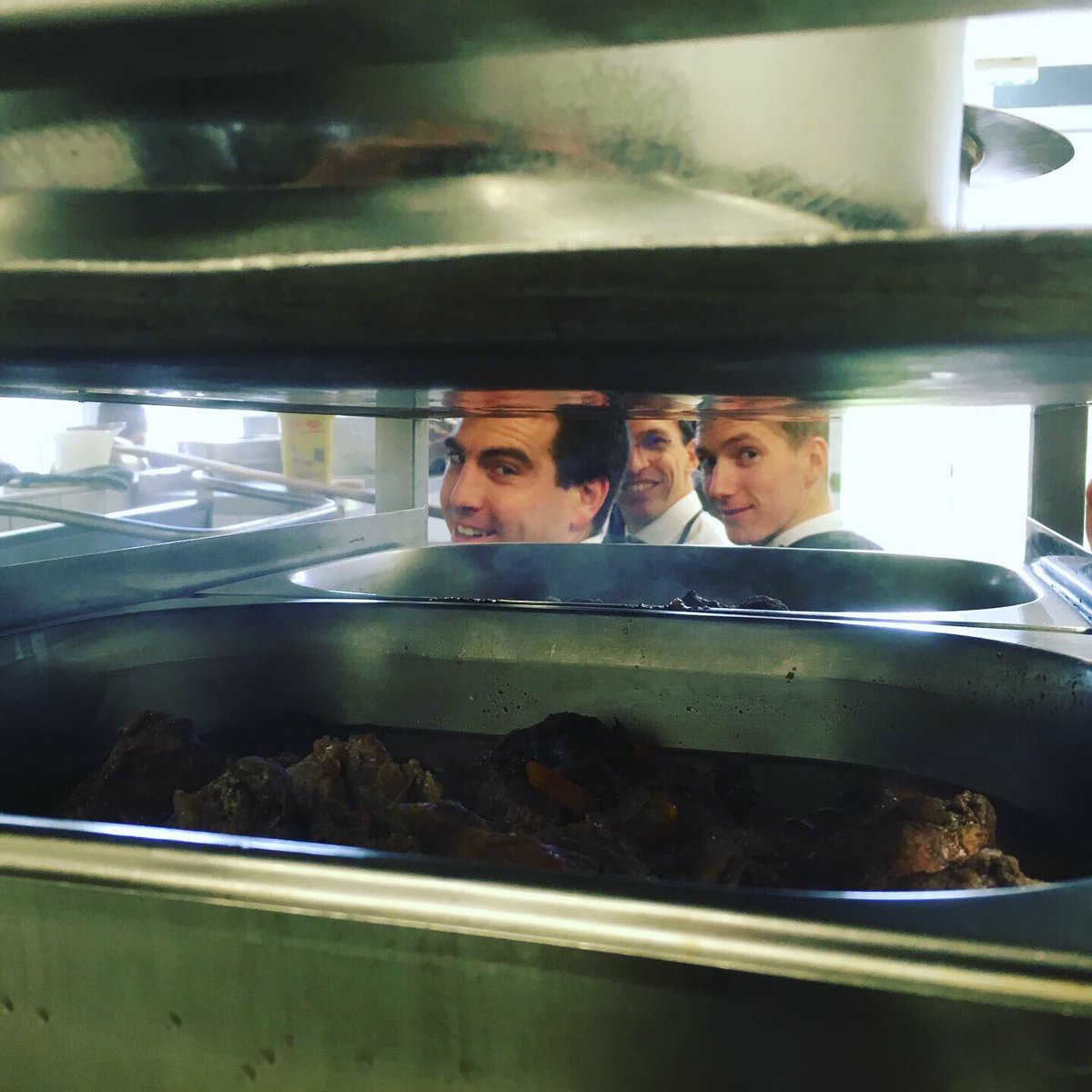 ComSaintMartin's tweet photo. Grosse saison pour les cuisines de l’abbaye d’Evron en ces 3 jours de triduum de la Saint-Martin #MartinManteauPartagé https://t.co/yMbUKXU2VF