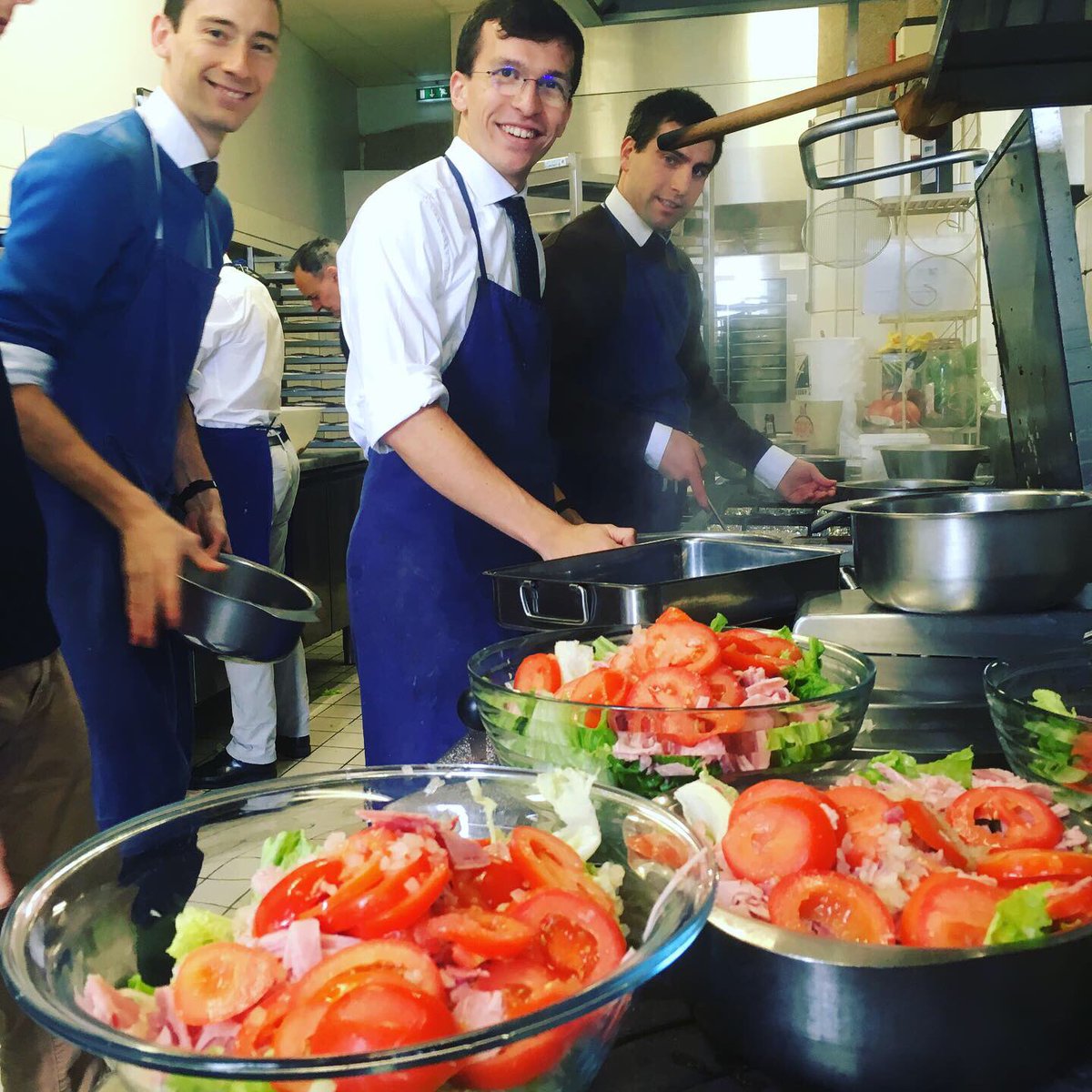 ComSaintMartin's tweet photo. Grosse saison pour les cuisines de l’abbaye d’Evron en ces 3 jours de triduum de la Saint-Martin #MartinManteauPartagé https://t.co/yMbUKXU2VF