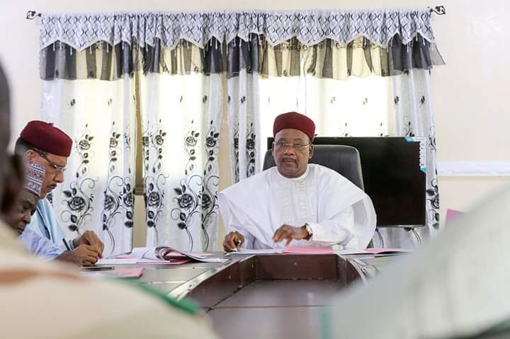 NigerMarche's tweet photo. #Niger #PRNVisite
@IssoufouMhm : «Je suis venu à #Diffa,en ce qui concerne la terreur que propage Boko Haram, pour encourager les FDS qui se battent contre cette secte...Je suis venu aussi pour soutenir les populations qui sont victimes des inondations et de la sécheresse » https://t.co/D5VWlDE3rr