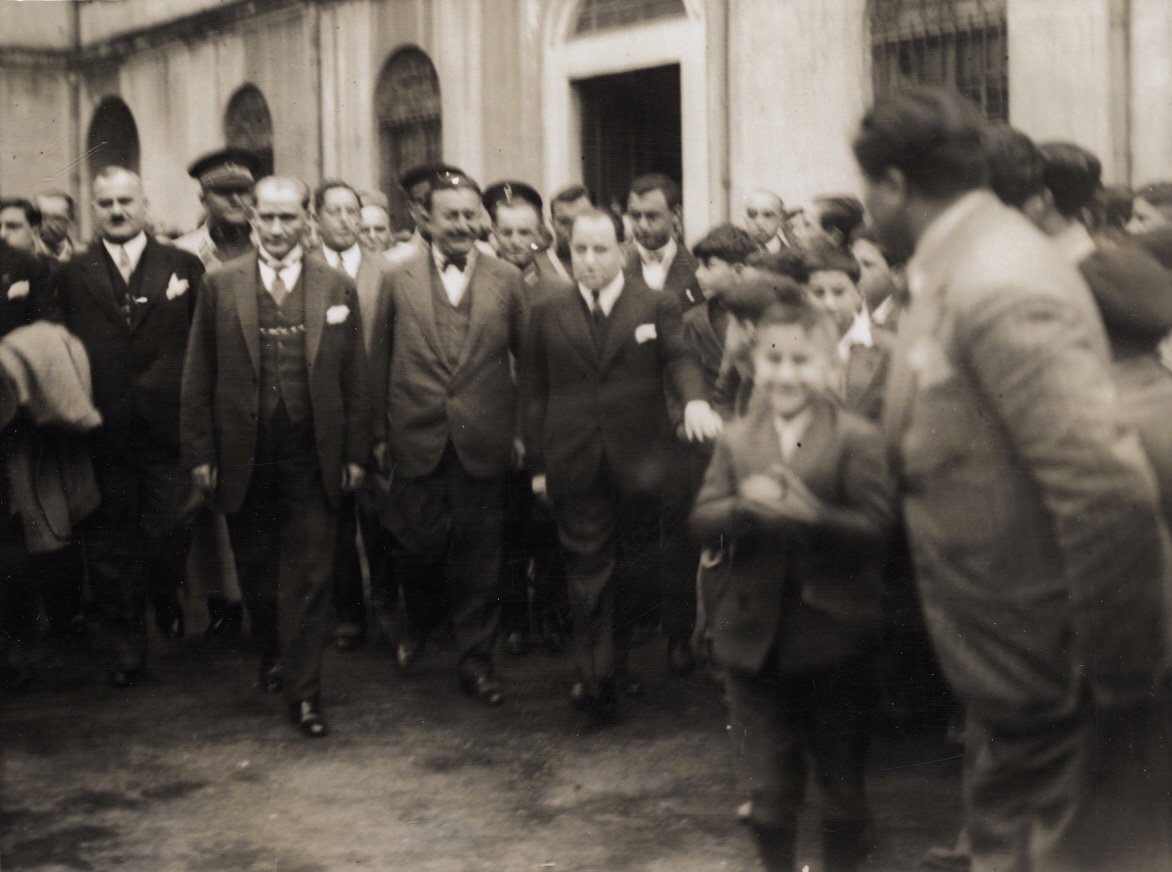 AydemirLegal's tweet photo. Ülkemizi, özgürlüğümüzü, Cumhuriyet'imizi borçlu olduğumuz Büyük Önder Mustafa Kemal Atatürk'ü ve silah arkadaşlarını, saygı, sevgi, özlem ve minnet duygularıyla anıyoruz.

#10Kasim #10Kasım1938 #10kasım193oo https://t.co/F1yag1ofu4