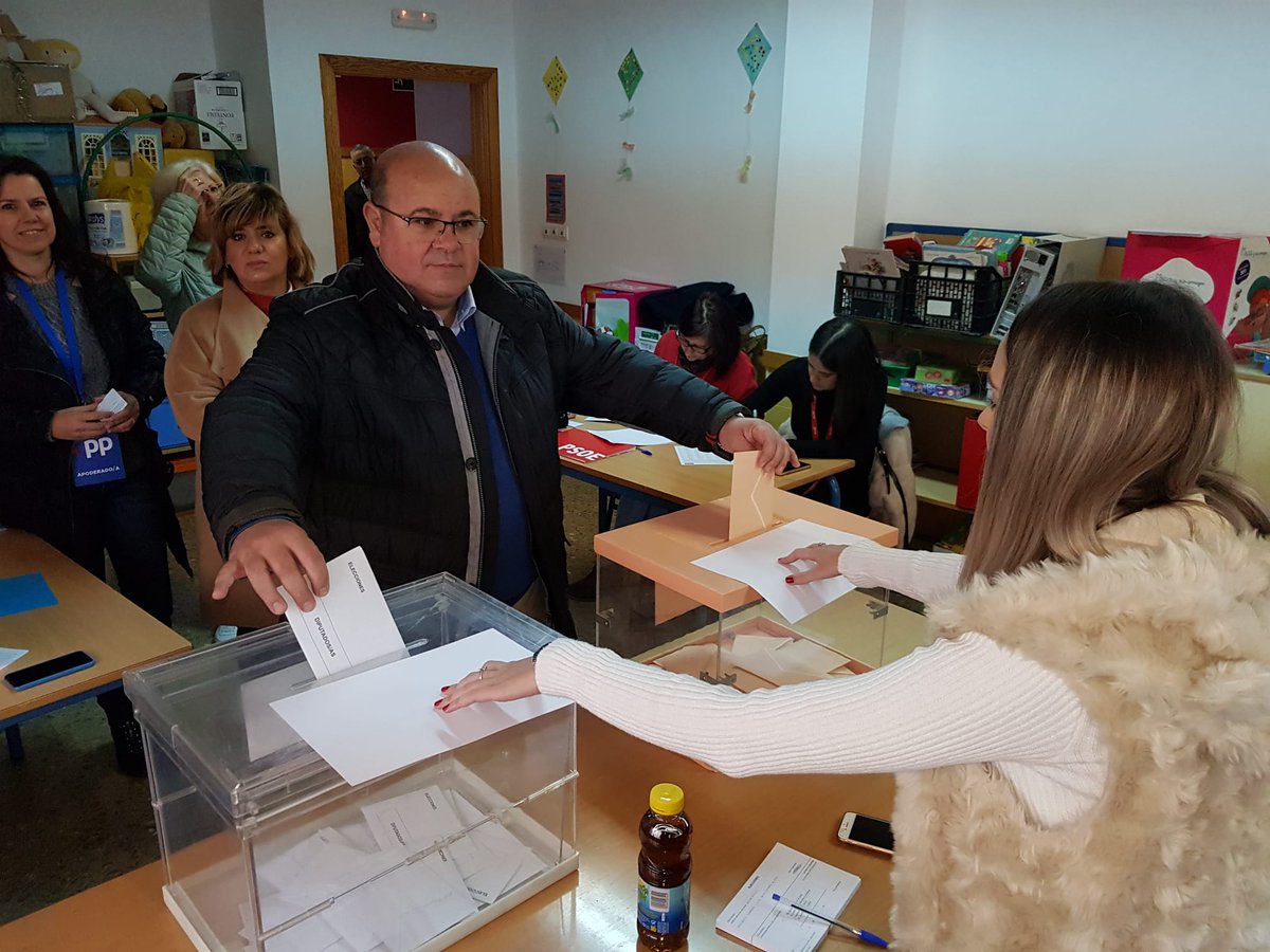 granadadigital's tweet photo. #EnDirectoGD | #Elecciones10N El candidato al Senado por el @ppgranada , @joserobles71, vota en Güejar Sierra, en el colegio público Sierra Nevada
👉 https://t.co/7mmQ1Qe2p1 https://t.co/g8pvrPs9qs