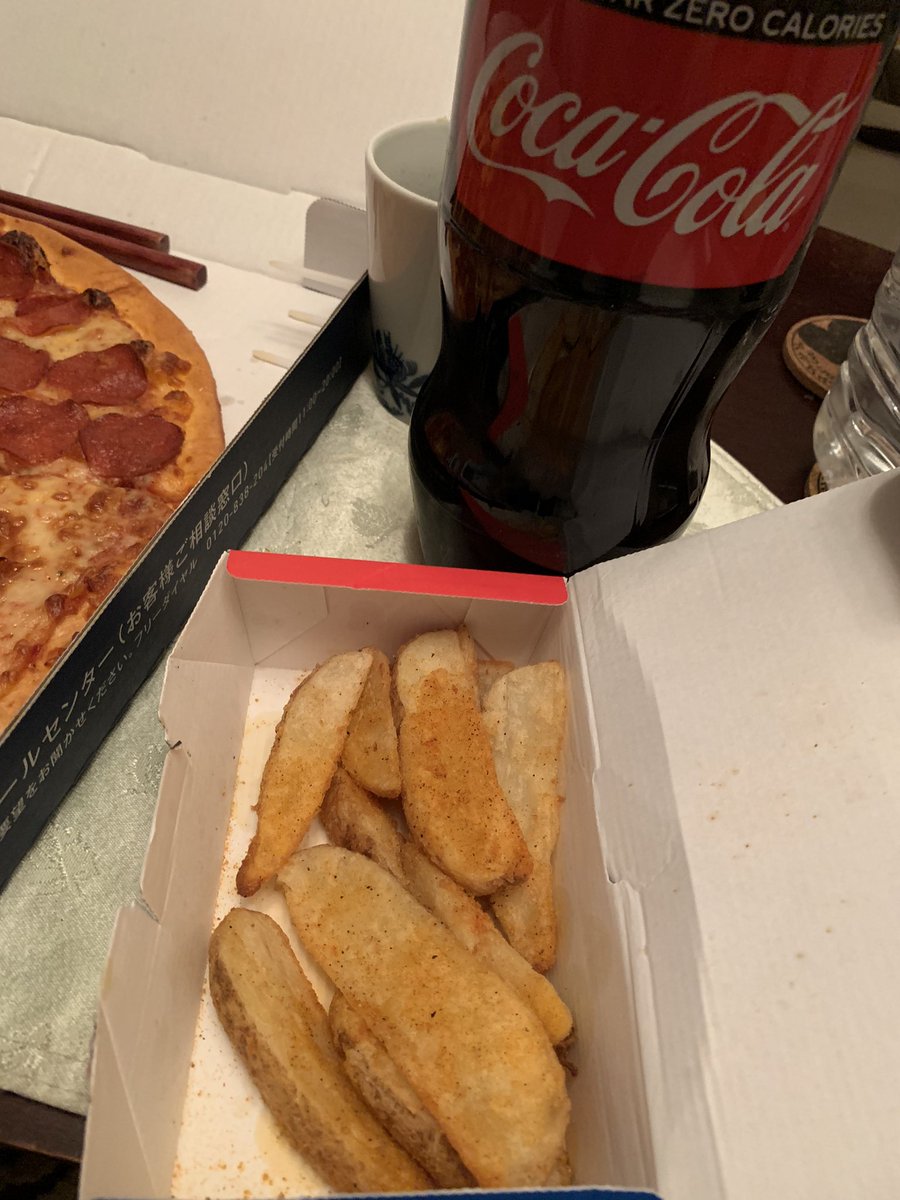 Maru_D's tweet photo. Domino's Pizza
いつもピザーラなんで気分転換してみたら
大きさにビビる。Coca-Cola+ポテトセット。到着してビビった。レギュラーなのにどデカいしコーラが1.5ℓなんよ、凄くビビる。3回もビビったんで、なんかSF映画観なきゃ😅
#Dimino #pizza #nerds https://t.co/d0egtLKIYo