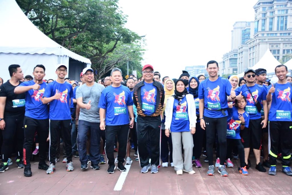 Inst_Koperasi's tweet photo. 10 Nov 2019, KDYMM Seri Paduka Baginda Yang Di-Pertuan Agong perkenan menyempurnakan majlis penyampaian hadiah acara 9to5 Run Half Marathon yang telah disertai oleh 10,000 orang peserta di Persiaran Perdana, Putrajaya
#9to5run
#TeamIKM
#MED
#DKN2030
#coopreneurcarnival2019 https://t.co/4u1gLjYRkU