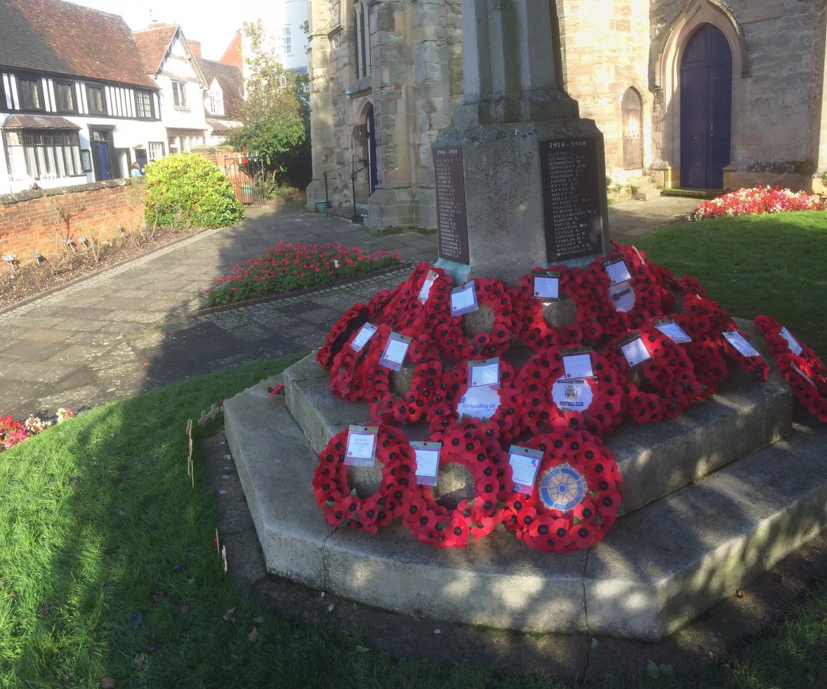 AlcesterTownFC's tweet photo. Today members of the club young and old, will be taking part in this morning’s parade of remembrance 🔴⚫️ https://t.co/anlOrxBXaF
