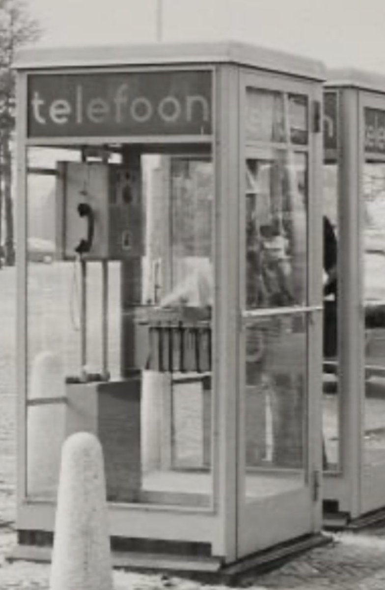TadekSolarz's tweet photo. Vooral die telefoonboeken. https://t.co/qdSCi0MOiR