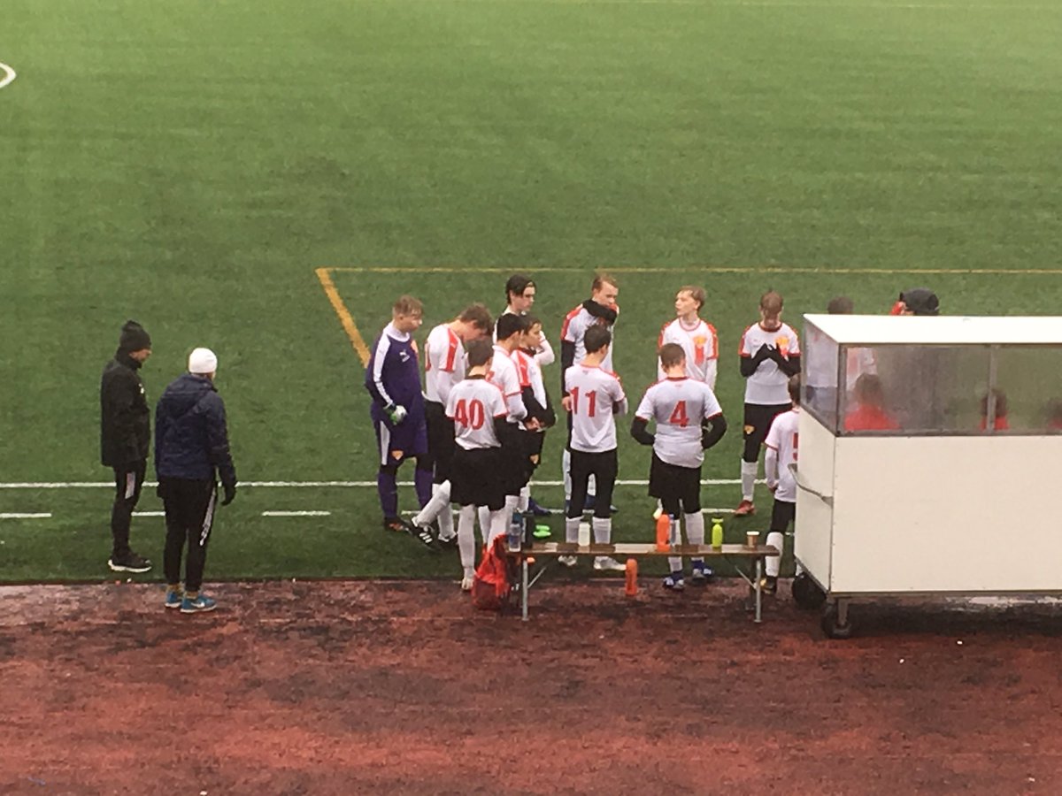 vjsp05_2's tweet photo. Sateisena isänpäiväaamuna @talviliiga vastassa Valtti. Voitto tuli 5-2. ⚽️💪🏻 #vjs #satoitaipaistoi #pelikulki #hyväpojat https://t.co/YReiNHCttv