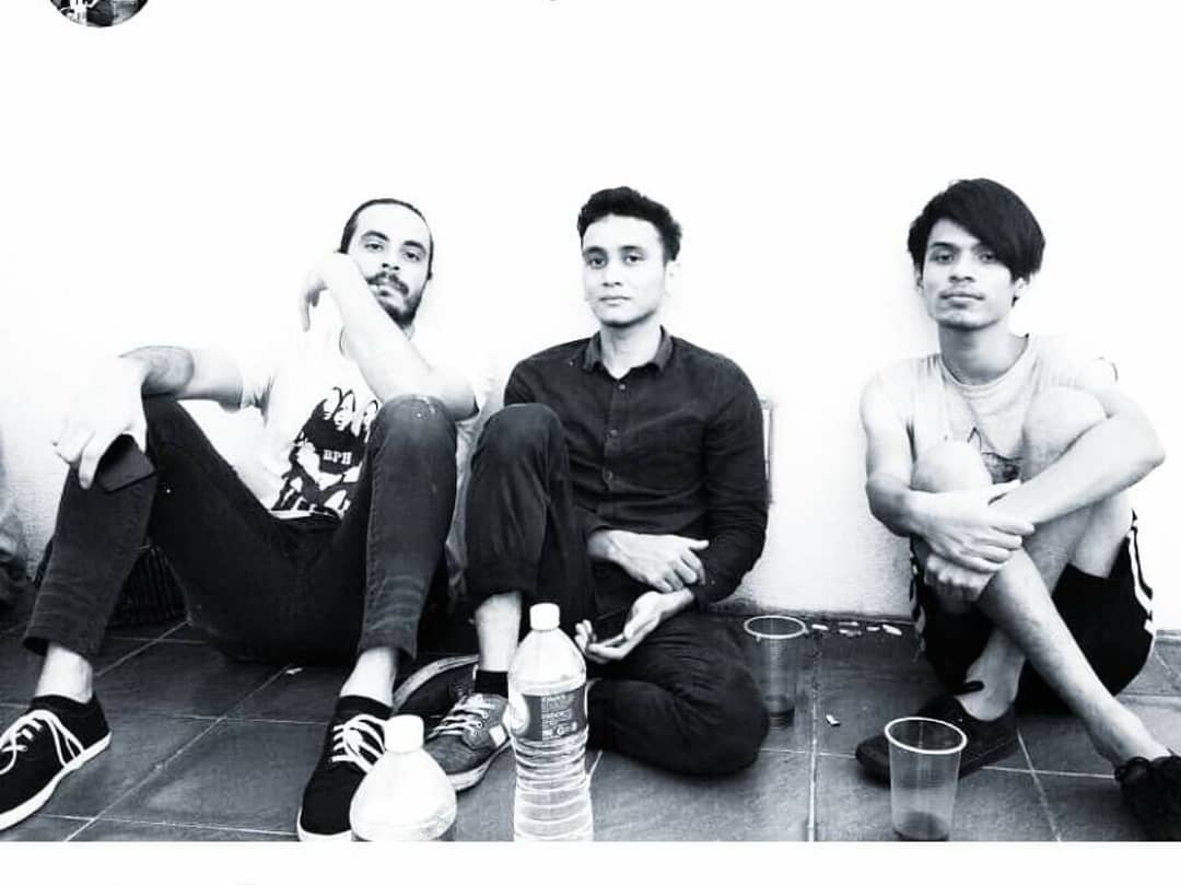 Hanya tinggal kenangan. Band grunge @maddamemalaysia kini hanya tinggal seorang lineup apabila dua lineup Maddame... Boy dan Debet mengambil keputusan untuk mengundurkan diri dari band. Masing masing mempunyai komitmen yang tidak dapat dielakkan.

Bagaimana nasib Maddame... ?