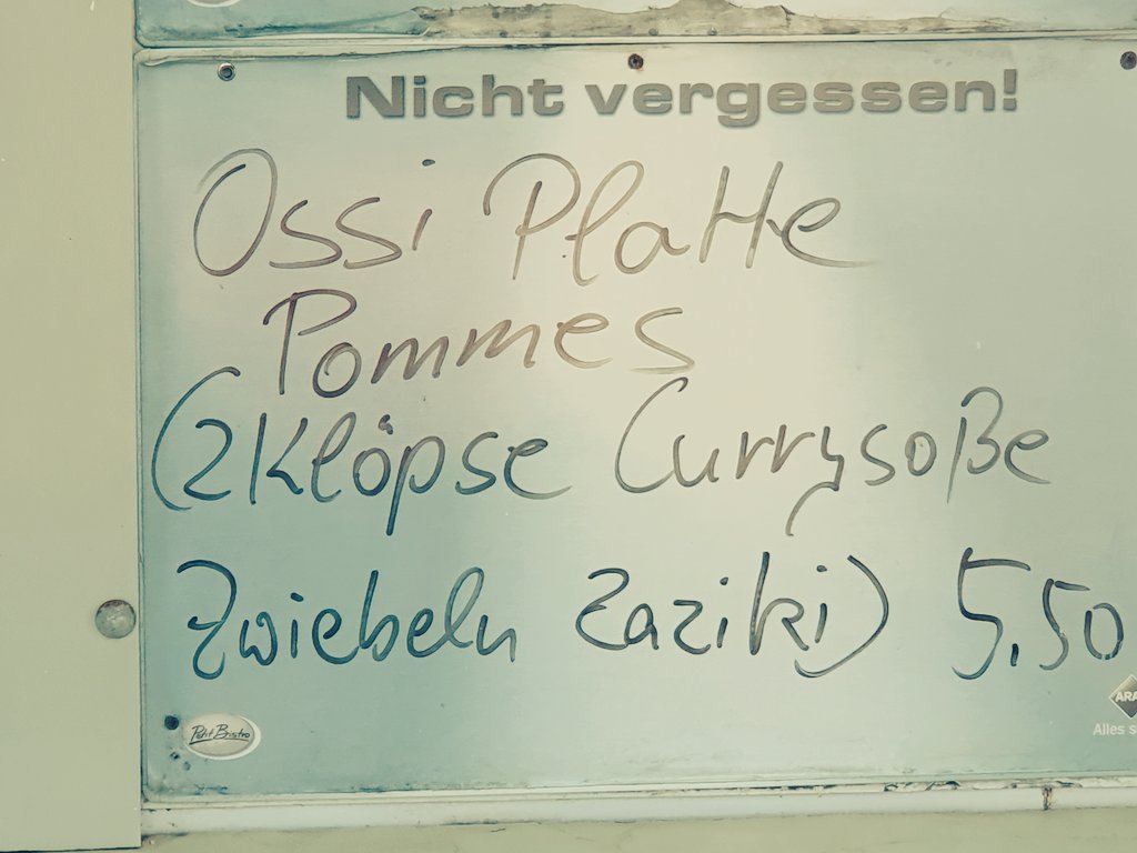 Was der Ossi ist? Wer weiß. Was er isst? 👇 #30JahreMauerfall