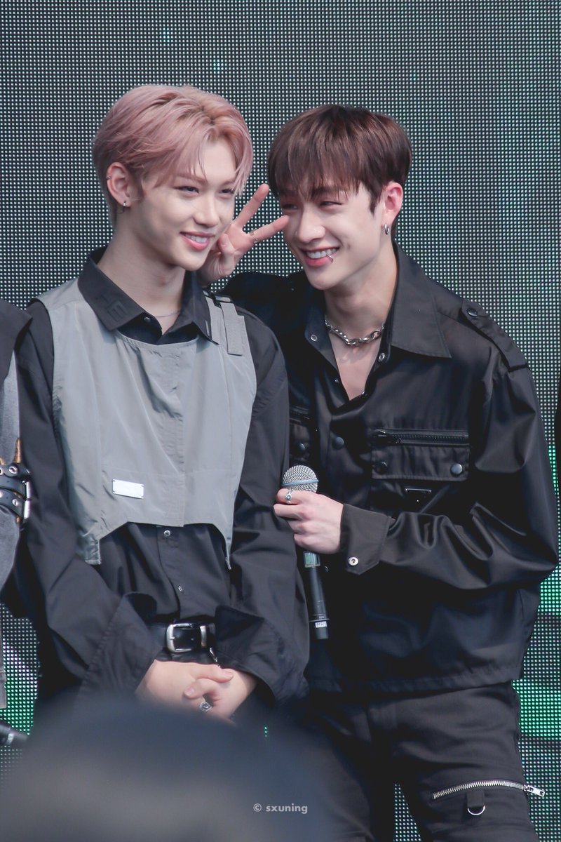 sxuning's tweet photo. ✌🏻😬😆✌🏻 @Stray_Kids 

#STRAYKIDS #FELIX #BANGCHAN
#스트레이키즈 #필릭스 #방찬 
#KAMPSingapore2019 https://t.co/TUUTG2mvAG