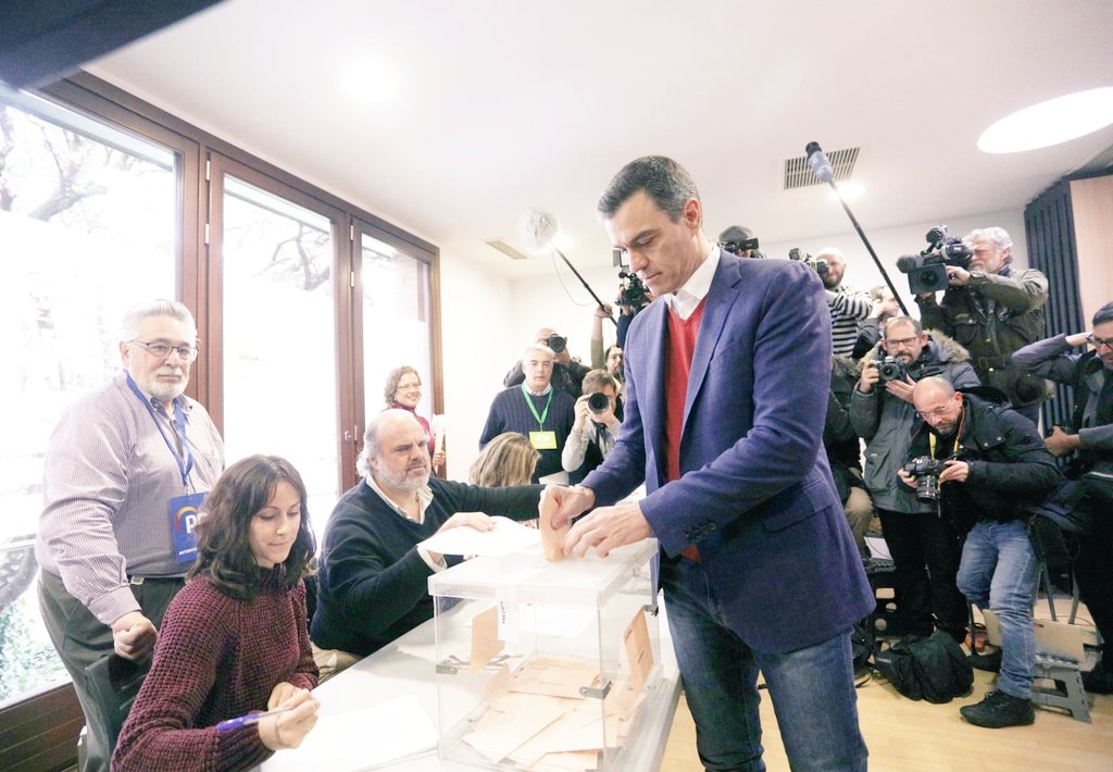 sanchezcastejon's tweet image. El voto de hoy decidirá la España de mañana. La democracia nos une como país, nos hace mejores. Participemos, expresemos nuestra voluntad con nuestro voto, hagamos más fuerte la democracia.
#EleccionesGenerales10N