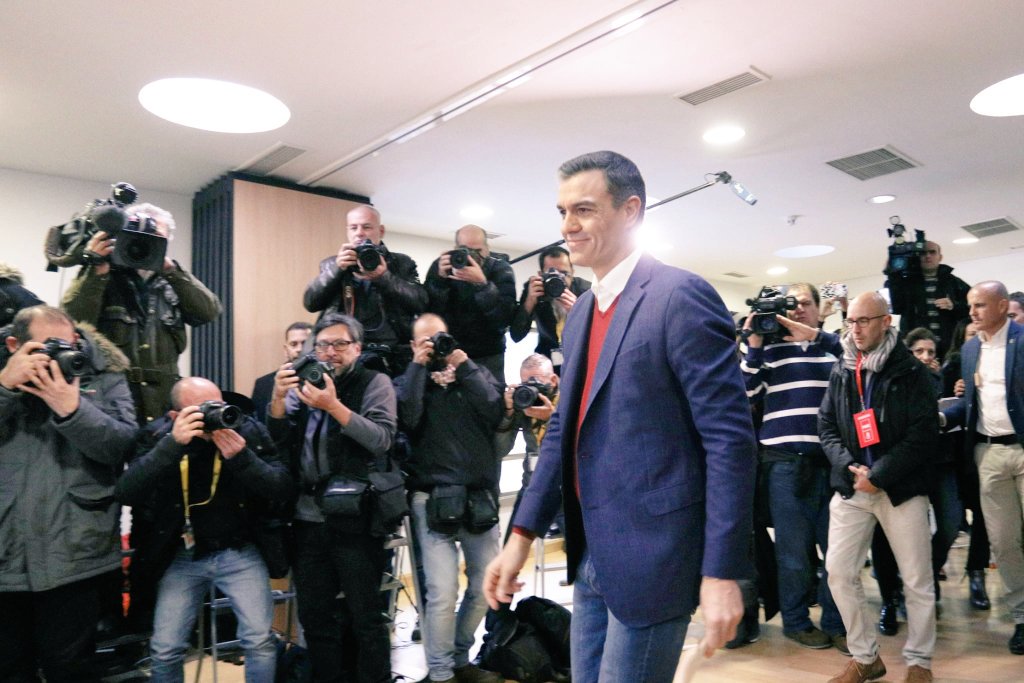 sanchezcastejon's tweet image. El voto de hoy decidirá la España de mañana. La democracia nos une como país, nos hace mejores. Participemos, expresemos nuestra voluntad con nuestro voto, hagamos más fuerte la democracia.
#EleccionesGenerales10N