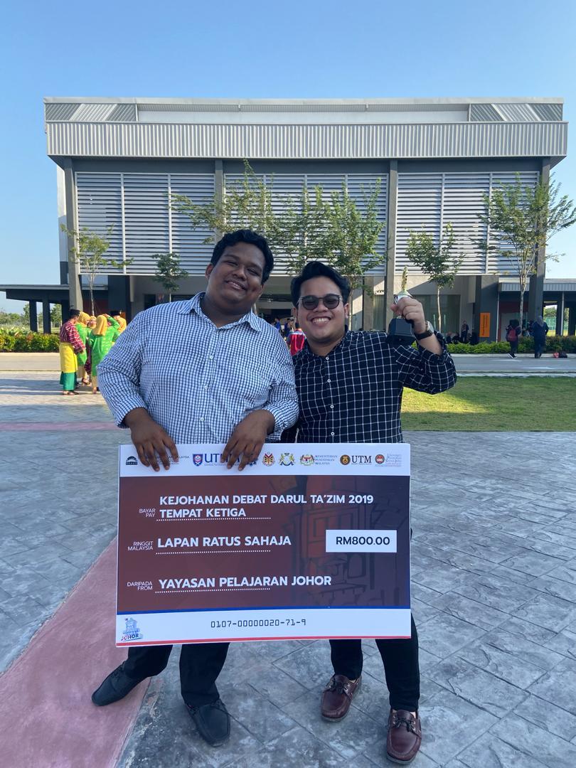 debatorators3's tweet photo. Tahniah kepada saudara Khaa Johan dan Mahfudz yang berjaya ke pusingan terakhir dah mendapat tempat ketiga bagi pertandingan Debat Darul Ta'zim 2019 di Johor 👏🏻👏🏻 https://t.co/WjBMbRS2VT