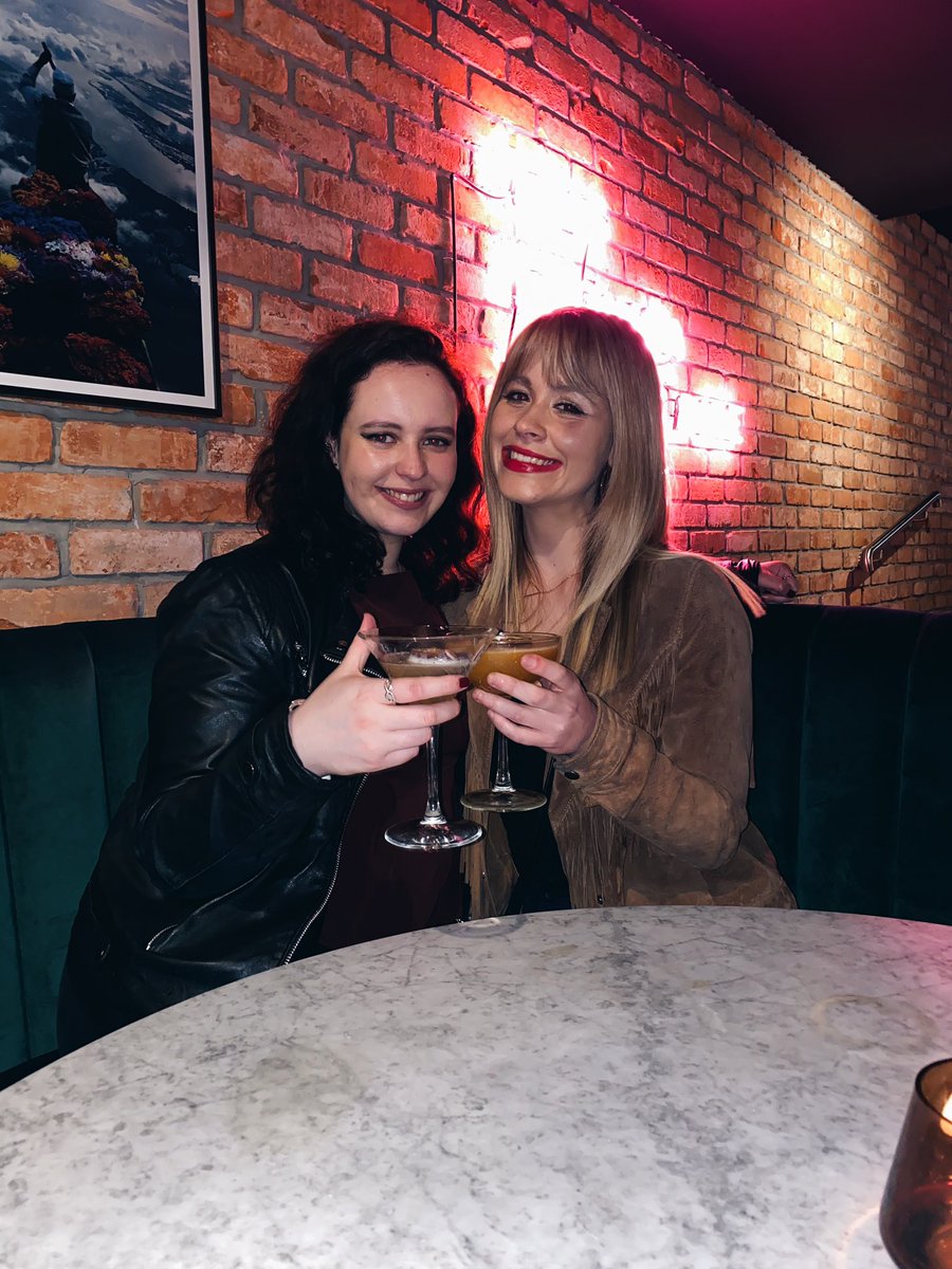 DaRealSamBB's tweet photo. loml + a very big hand #ldntown @HayleyPeppin 🌸❤️🇬🇧 https://t.co/DCz6jDtTvt