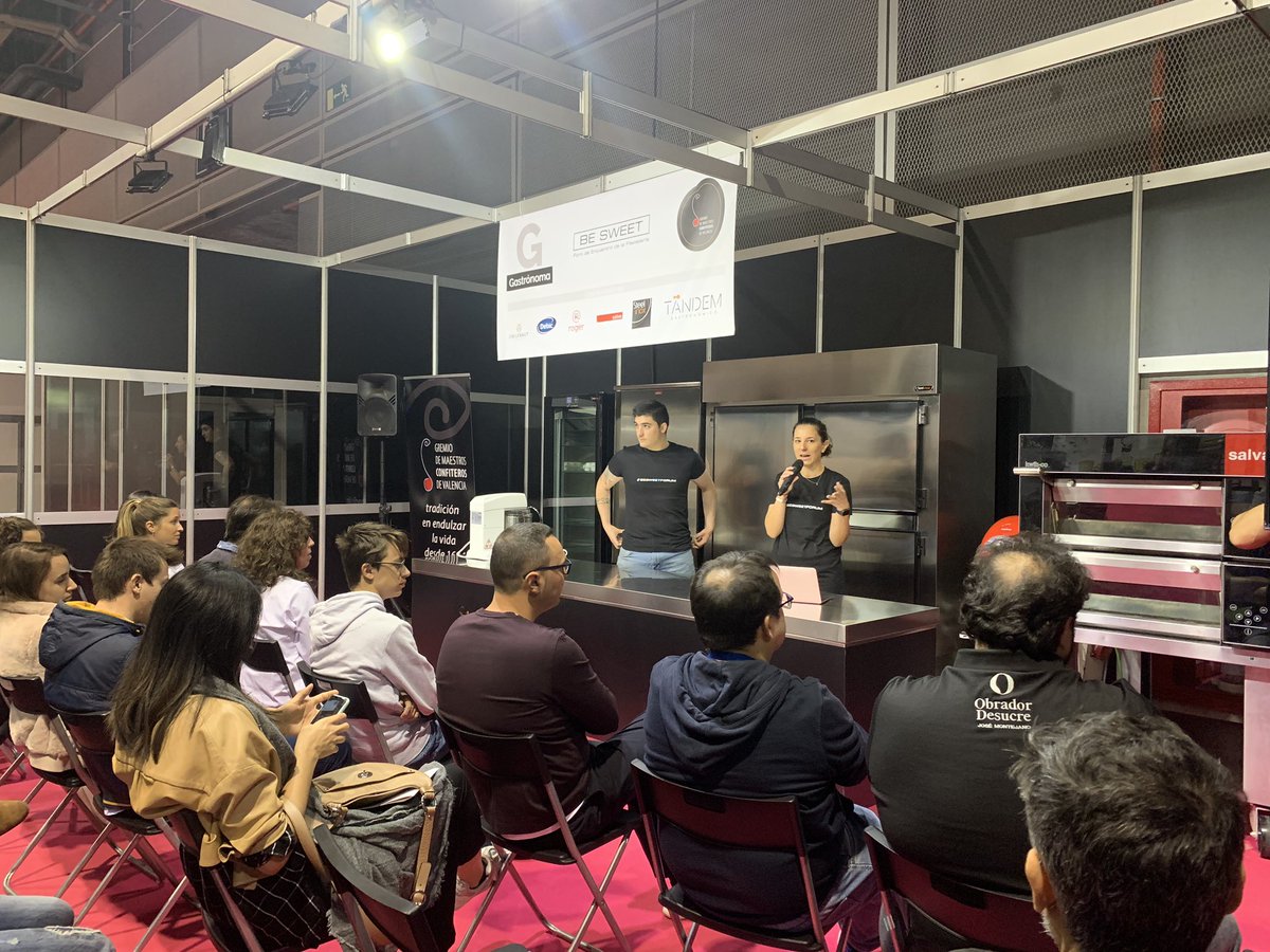El nuevo espacio #BeSweetForum 🍰arranca con una presentación por parte de Pedro García Coy y <a href="/Carito_Lou/">Carito Lourenço</a> del <a href="/Confiteros_VLC/">Confiteros Valencia</a> 😃