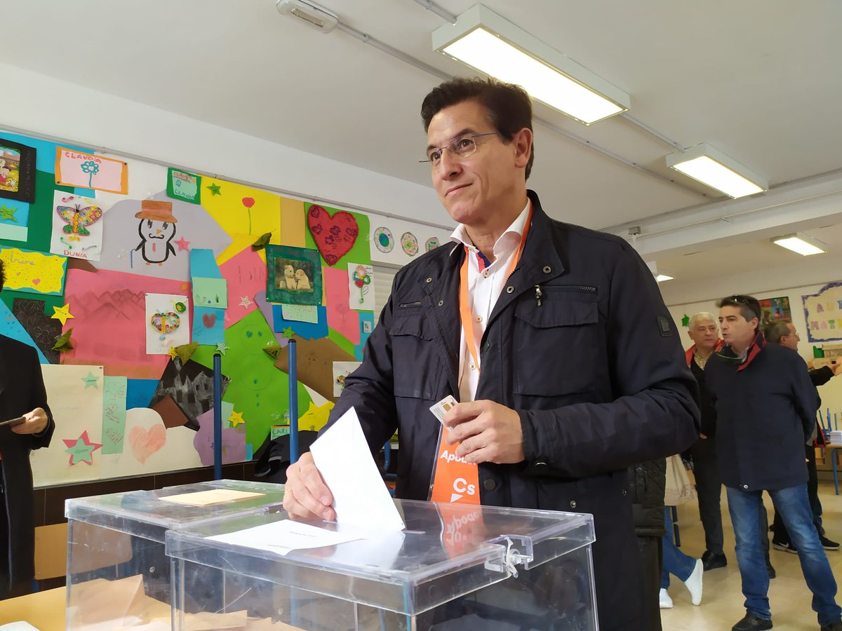 granadadigital's tweet photo. #EnDirectoGD | #Elecciones10N El alcalde de #Granada y el portavoz provincial de @CsGranada_prov, @LuisSalvador, vota en el Colegio Público Alcazaba.
👉 https://t.co/7mmQ1Qe2p1
@CsGranada https://t.co/LdoKrKAJLV
