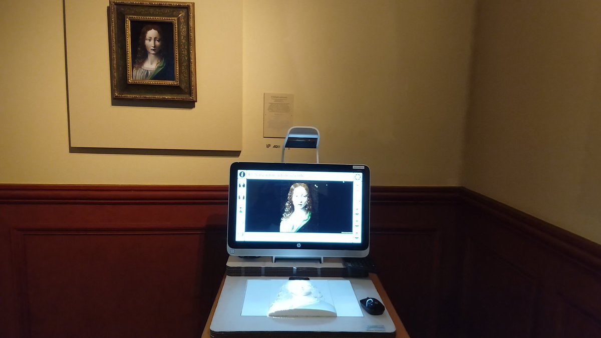 Fotografía del relieve táctil interactivo junto a la obra El Salvador adolescente.