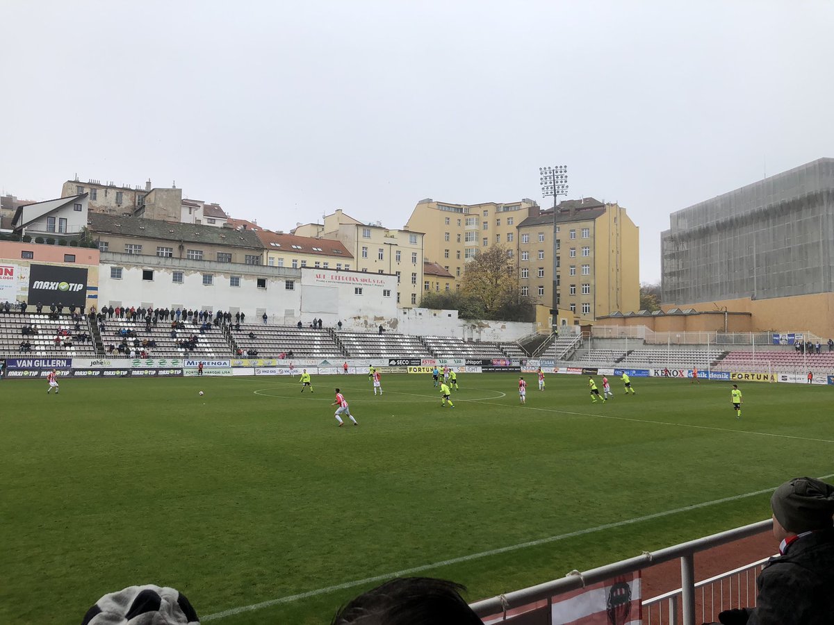 ABohlin's tweet photo. Inspirerande fotbollsmiljö i Zizkov. 1-0 i paus. 
#PrahaUpplevelse https://t.co/TYX8XgHnnZ