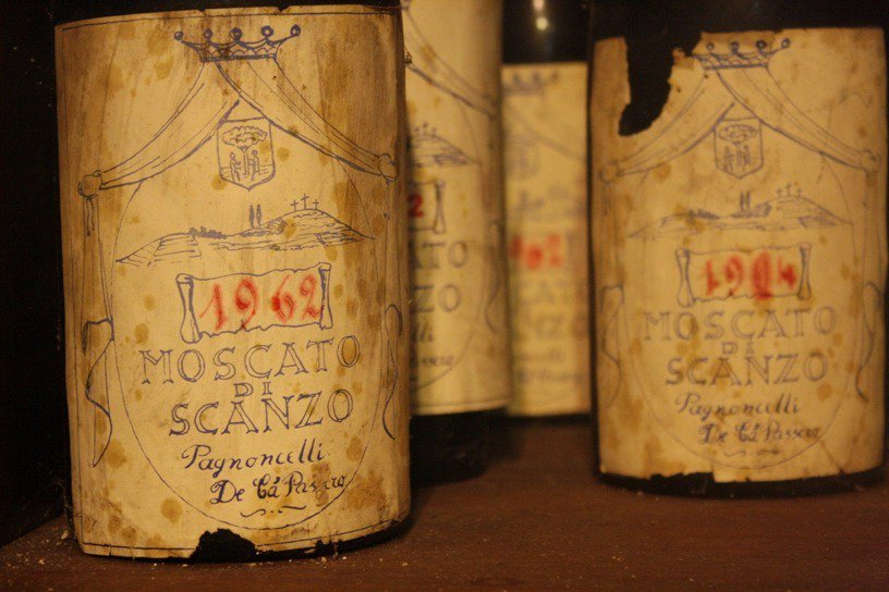 TwitItalianWine's tweet photo. #Moscato DOCG di #Scanzo La prima bottiglia etichettata del 1962. @moscatoScanzoPF https://t.co/uXGQN6EKtK
