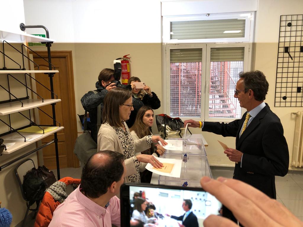 poravilaes's tweet photo. Nuestros candidatos al @Congreso_Es y al @Senadoesp: @gonzalogdevega, Laura, @TeresaAranRodri y @FcoJavierCuerva ya han ejercido su derecho al voto. Y han realizado un llamamiento a la participación en esta jornada tan importante para la provincia de #Ávila.
#ÁvilaDecide https://t.co/PYJj3L6QJS