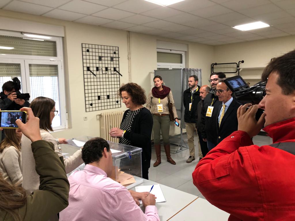 poravilaes's tweet photo. Nuestros candidatos al @Congreso_Es y al @Senadoesp: @gonzalogdevega, Laura, @TeresaAranRodri y @FcoJavierCuerva ya han ejercido su derecho al voto. Y han realizado un llamamiento a la participación en esta jornada tan importante para la provincia de #Ávila.
#ÁvilaDecide https://t.co/PYJj3L6QJS