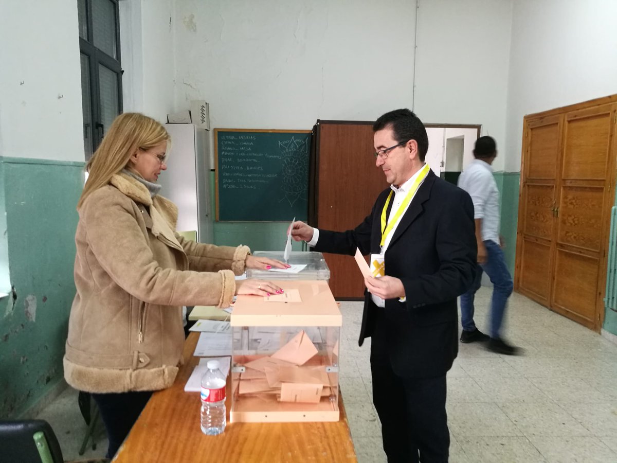 poravilaes's tweet photo. Nuestros candidatos al @Congreso_Es y al @Senadoesp: @gonzalogdevega, Laura, @TeresaAranRodri y @FcoJavierCuerva ya han ejercido su derecho al voto. Y han realizado un llamamiento a la participación en esta jornada tan importante para la provincia de #Ávila.
#ÁvilaDecide https://t.co/PYJj3L6QJS