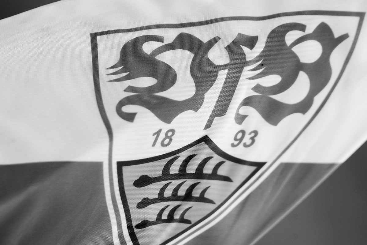 vertikalpass's tweet photo. Die Gegner: Wiesbaden, Kiel, Osnabrück. Die Bilanz: 0 Punkte, 1:4 Tore. Das ist keine "Seuche" wie Sven Mislintat sagt, sondern eine gefährliche Mischung aus Unvermögen und Dämlichkeit. Hier unser Text zu Partie #OSNVfB: https://t.co/Dt6twY6gIB https://t.co/qlfpDwoCKX