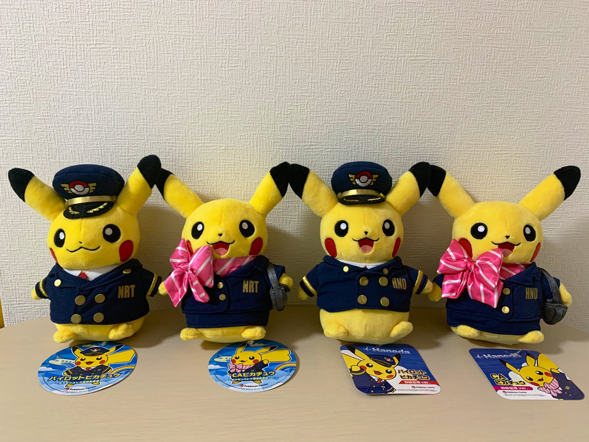 かよたん ㅂ 全国の 空港限定ピカチュウたち シンガポールだけ Caピカチュウのリボンが 赤色です ㆁᴗㆁ Sin シンガポール Nrt 成田空港 Hnd 羽田空港 ポケモンスタンド Itm 伊丹空港 Kix 関西国際空港 Ngo セントレア Cts 新千歳