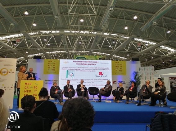 digipromagazine's tweet photo. al #foodwine&amp;co. al @MercatoMediter grazie allo studio @Comunica_Media  tanto ancora da sviluppare per affrontare in 🇨🇮le ▶️potenzialità  del marketing digitale 
▶️sensibilizzare le #PMI soprattutto del settore #oleario ad affidarsi a #professionisti del #Marketing https://t.co/sqWrmiYydt