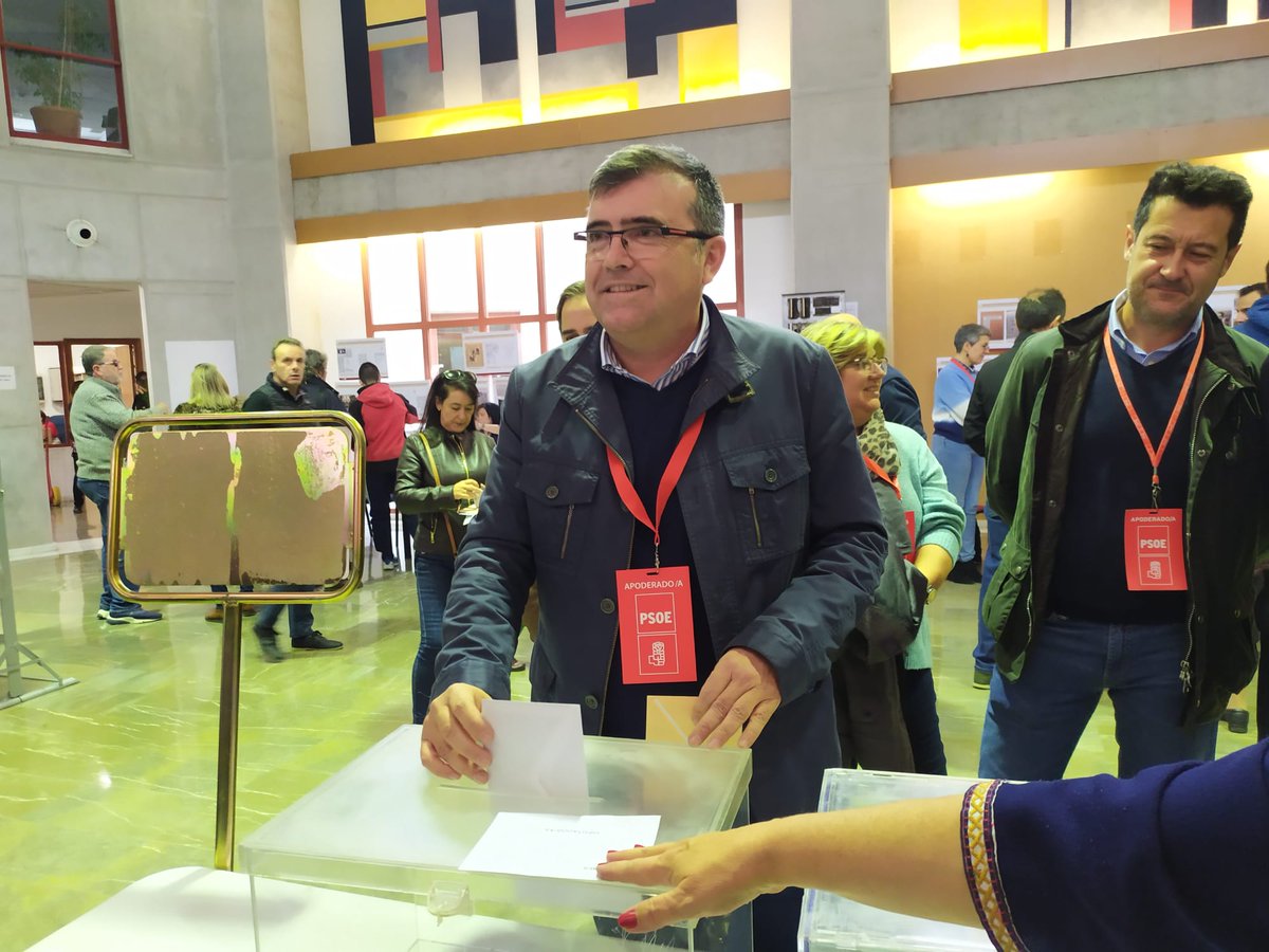 granadadigital's tweet photo. #EnDirectoGD | #Elecciones10N El cabeza de lista del @PsoeGranada al Congreso, @montimar66, ejerce su derecho al voto en la Escuela Técnica Superior de Ingeniería Informática
Sigue, en directo, la jornada electoral en #Granada👉 https://t.co/7mmQ1Qe2p1 https://t.co/IG94Z2QM1l