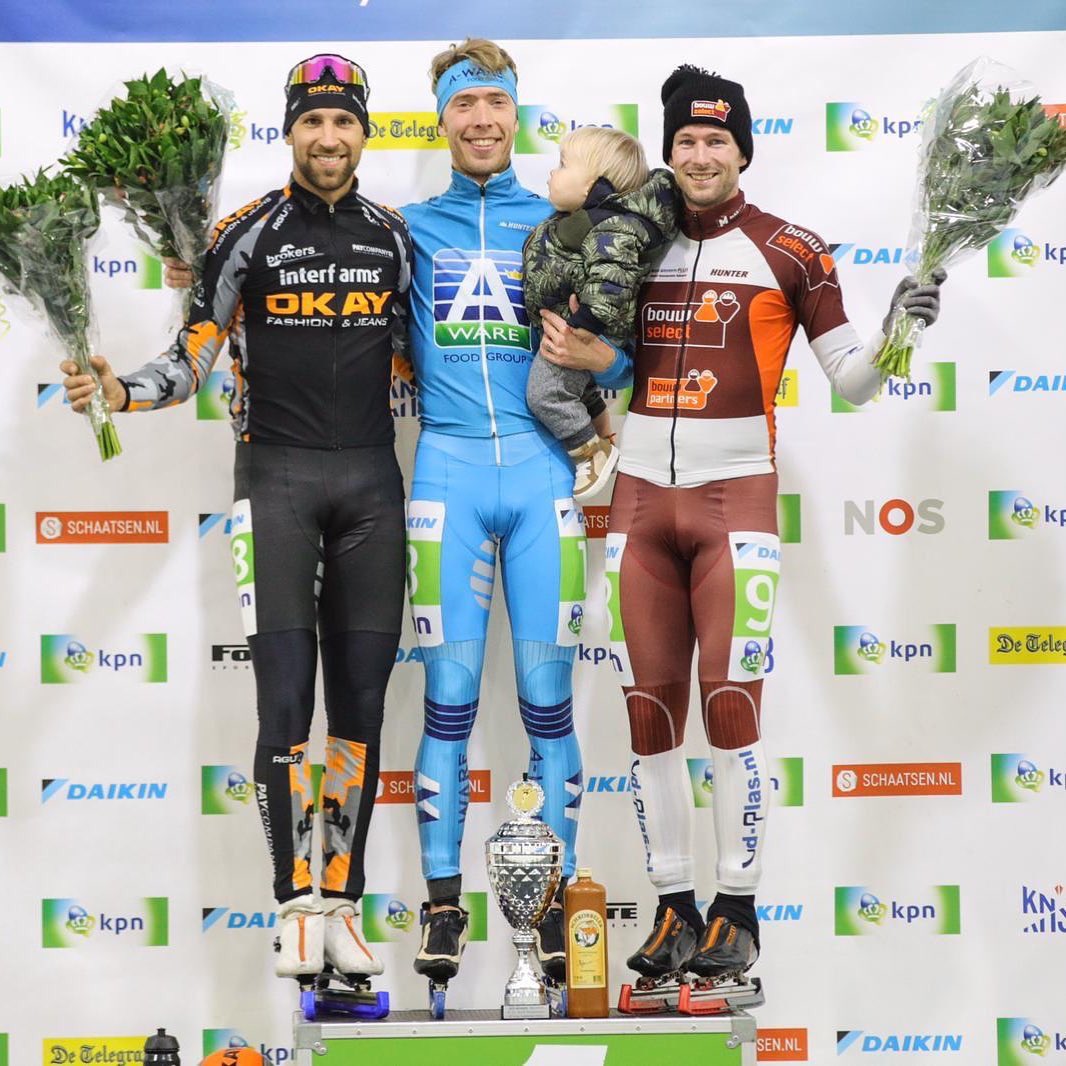 ptdevries's tweet photo. Goede koers in Thialf van onze Okay mannen met een sterke finale van Crispijn Ariëns👊 Jorrit Bergsma🥇Crispijn Ariëns🥈Kevin Hoekstra🥉
#okayfashionandjeans #interfarms #brokersflexibelekunststoffen #everydayriding https://t.co/jI89xLwrBY