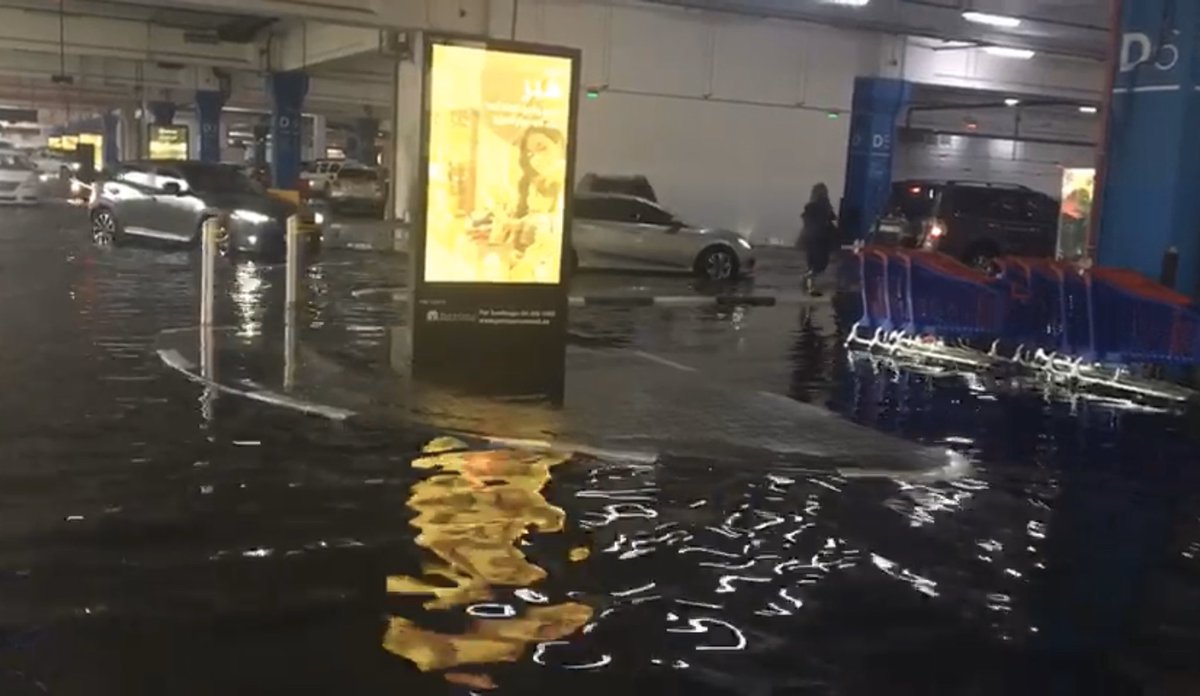 SleazyLebaneazy's tweet photo. It’s that time of year again where it rains a little in Dubai https://t.co/kbDNK6fg63