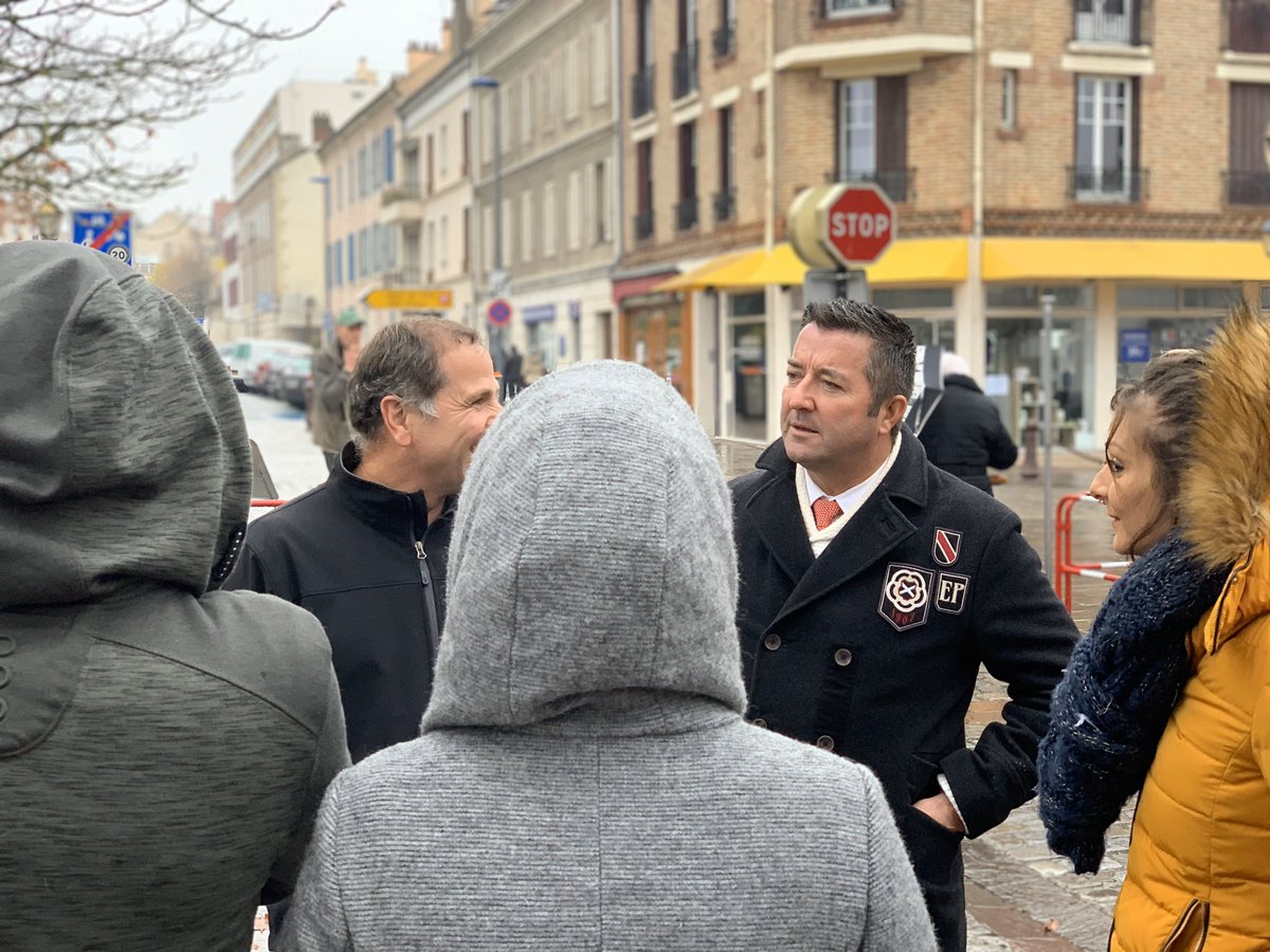 KARLOLIVE's tweet photo. Pas de soleil mais les sourires des commerçants et des habitants nous réchauffent le coeur sur le Marché Place de la République à #Poissy ! C'est bien là l'essentiel ! #DemocratieDeProximité https://t.co/Mvn9fKv0BR