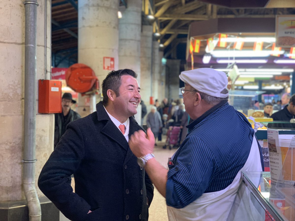 KARLOLIVE's tweet photo. Pas de soleil mais les sourires des commerçants et des habitants nous réchauffent le coeur sur le Marché Place de la République à #Poissy ! C'est bien là l'essentiel ! #DemocratieDeProximité https://t.co/Mvn9fKv0BR