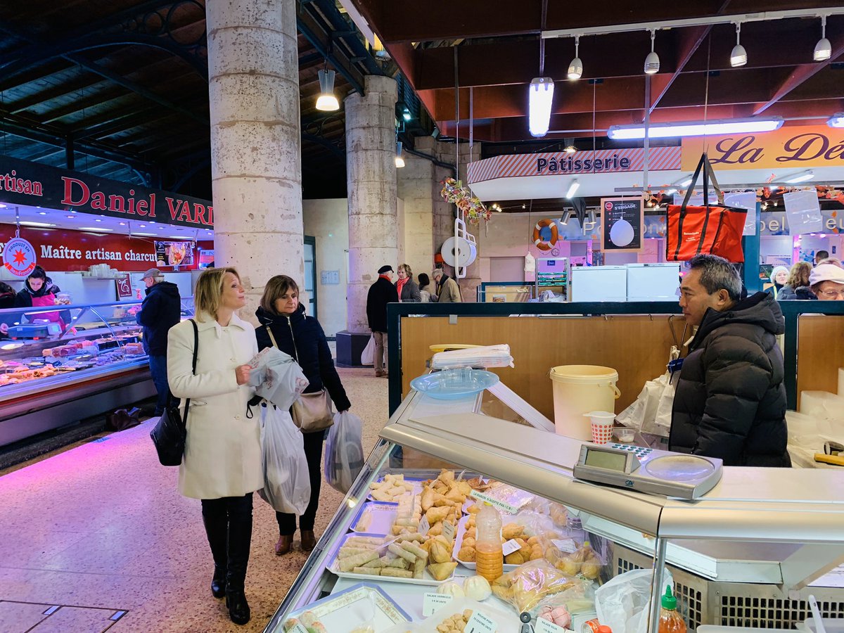 KARLOLIVE's tweet photo. Pas de soleil mais les sourires des commerçants et des habitants nous réchauffent le coeur sur le Marché Place de la République à #Poissy ! C'est bien là l'essentiel ! #DemocratieDeProximité https://t.co/Mvn9fKv0BR