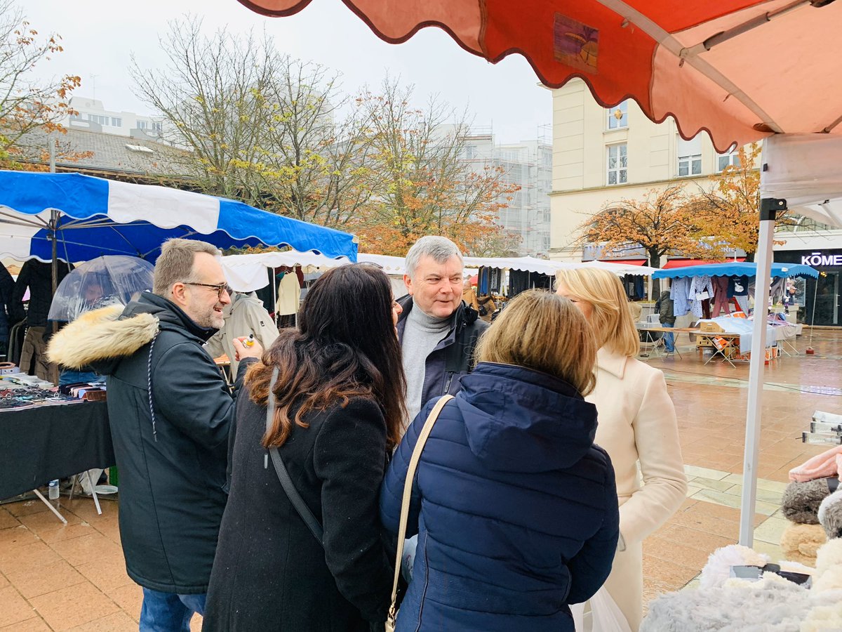KARLOLIVE's tweet photo. Pas de soleil mais les sourires des commerçants et des habitants nous réchauffent le coeur sur le Marché Place de la République à #Poissy ! C'est bien là l'essentiel ! #DemocratieDeProximité https://t.co/Mvn9fKv0BR