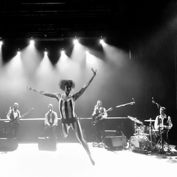 visitpalamos's tweet photo. #laGorga Vine a gaudir de la dansa i la música amb el Concert 'Revisiting Bowie' al Teatre La GorgaDavid Bowie va ser capaç d'unir música, teatre, dansa, disseny i de transmetre la seva filosofia més enllà de l'estètica.ℹ️Entrades online a https://t.co/r2RGsIgxcH #teatre #dansa https://t.co/aBYJKvFCxG