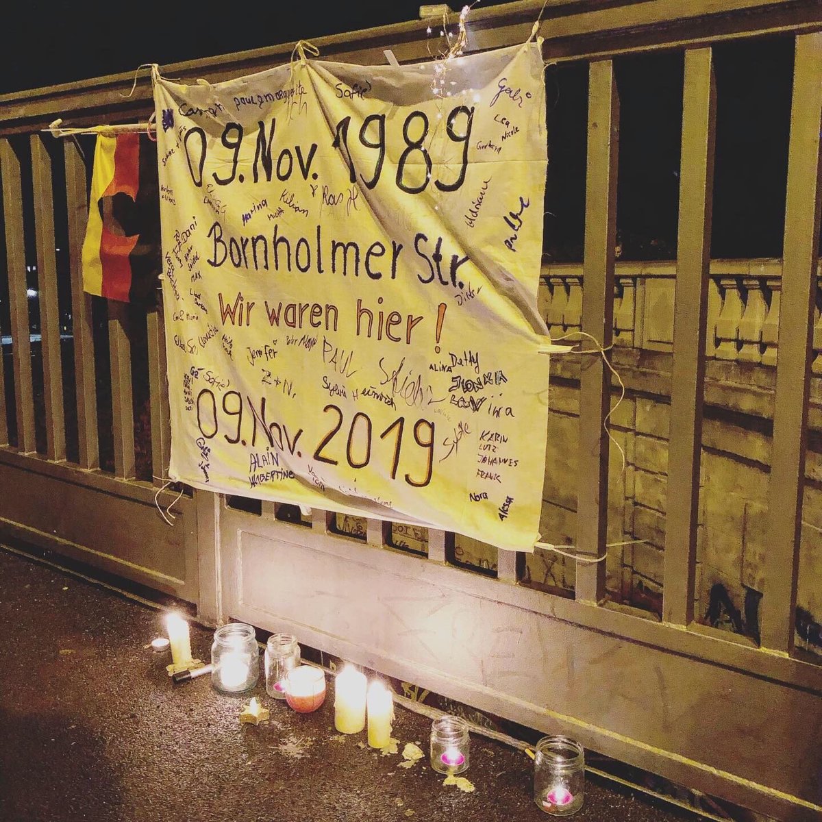 Gestern Abend auf der Bornholmer Brücke: 🥂🍾🎉 #30jahremauerfall