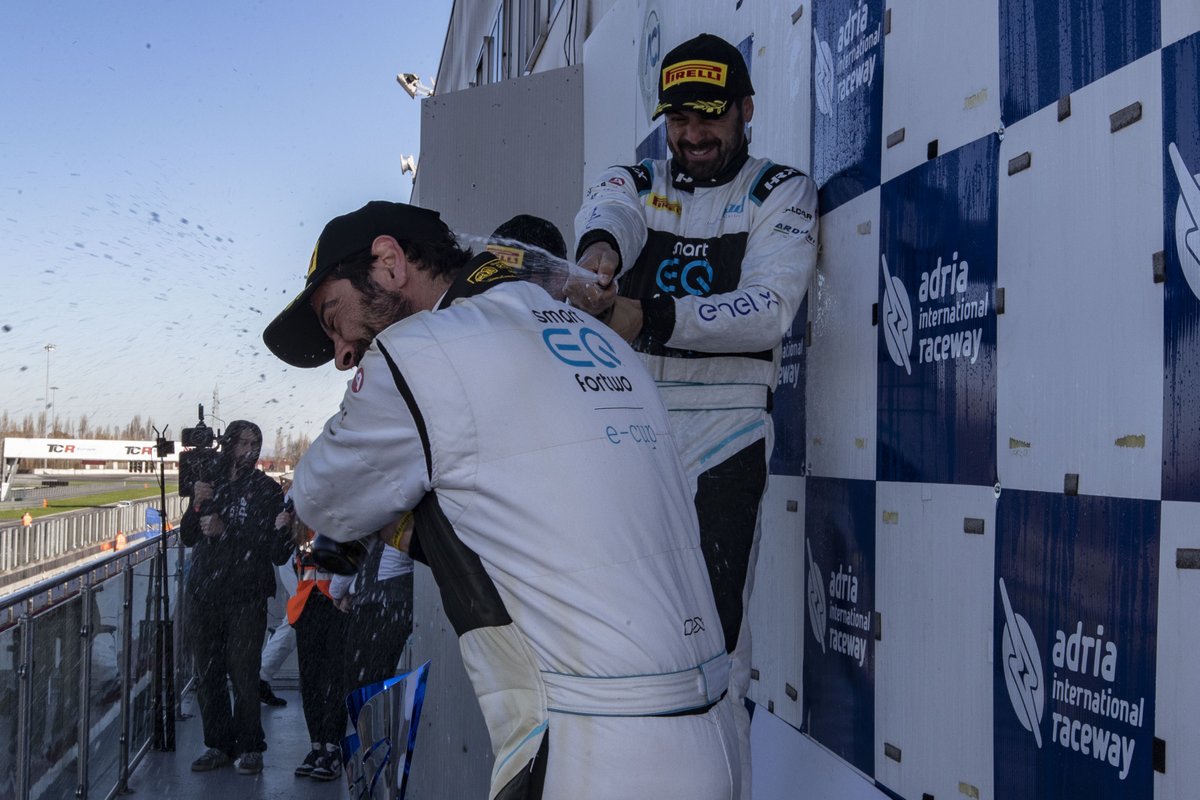 smartecup's tweet photo. Vittoria per Azzoli (#34 by Gino), al terzo centro stagionale, che precede di un soffio il rivale al titolo @vghirelli (#9 by @MercedesBenz_RM).3°posto per un concreto Spoldi (#75 by @CremaDiesel_MB)!

Tutti i risultati qui: https://t.co/YDVyjYuI7b

@smart_Italia https://t.co/lRW9dIZoC5