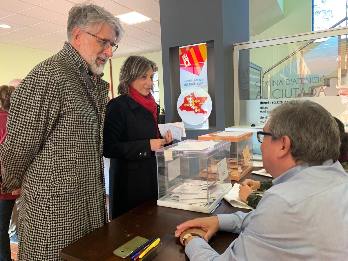 PSCTortosa's tweet photo. La nostra candidata al Congrés dels Diputats, per la província de Tarragona, @DolorsBel, acompanyada pel primer secretari @PSCTortosa el company @ERoigM, exercint el vot al seu col·legi electoral.
@socialistes_cat @EbrePSC https://t.co/LGTdzjRuCP