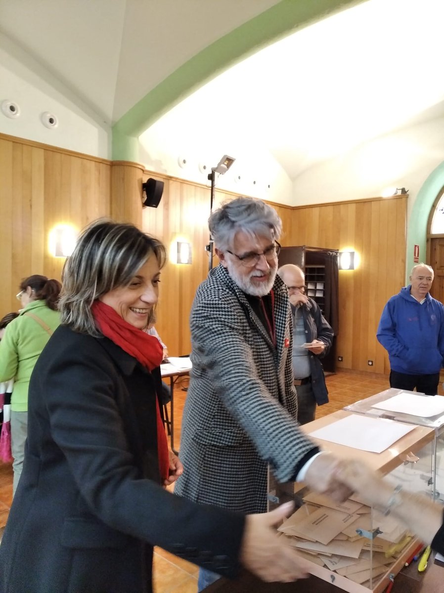 PSCTortosa's tweet photo. La nostra candidata al Congrés dels Diputats, per la província de Tarragona, @DolorsBel, acompanyada pel primer secretari @PSCTortosa el company @ERoigM, exercint el vot al seu col·legi electoral.
@socialistes_cat @EbrePSC https://t.co/LGTdzjRuCP