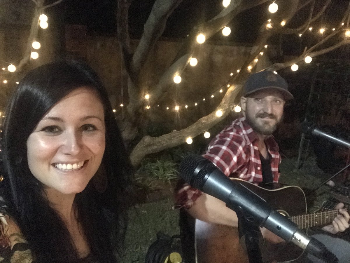 Magical tuin gig gisteraand! #acousticduo #douvoordag #liggies #magic #braai #frangipanitree