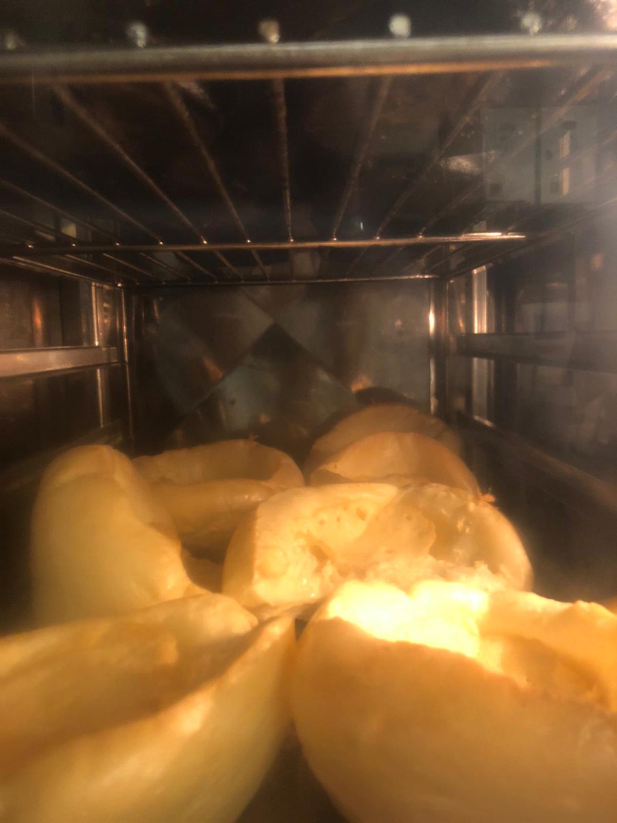 Hey good lookin what cha got Cookin? 👀 Our homemade yorkies that’s what! We are getting ready for Sunday funday 🥩 🦃 🍗 🌱 we have beef turkey chicken or vegetarian on our roasts today! Call to book 0161 980 4610 #timperley #roasts