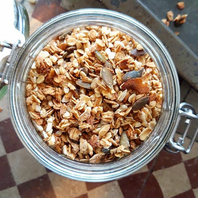 cariocakitchen's tweet photo. Morning! When your baby wakes you at 6 am every morning, by 11 am you've already put a wash load in, cleaned the kitchen and made granola 😂
Lovely recipe from the Smoothie book from Green Kitchen Stories
#homemadegranola #cookfromscratch #honeygranol… https://t.co/GebXMaUrql https://t.co/scY03852lO