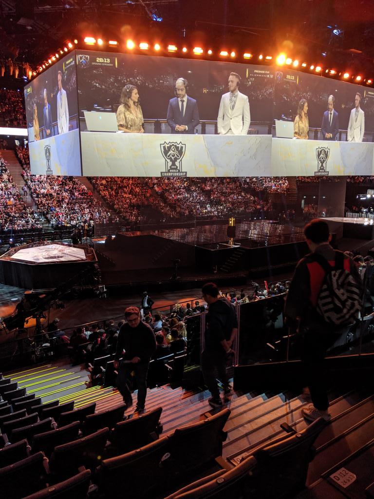 It's that time of the year again. League worlds in Paris with some great teams in the finals and I get to watch soyeon perform again!! 😱